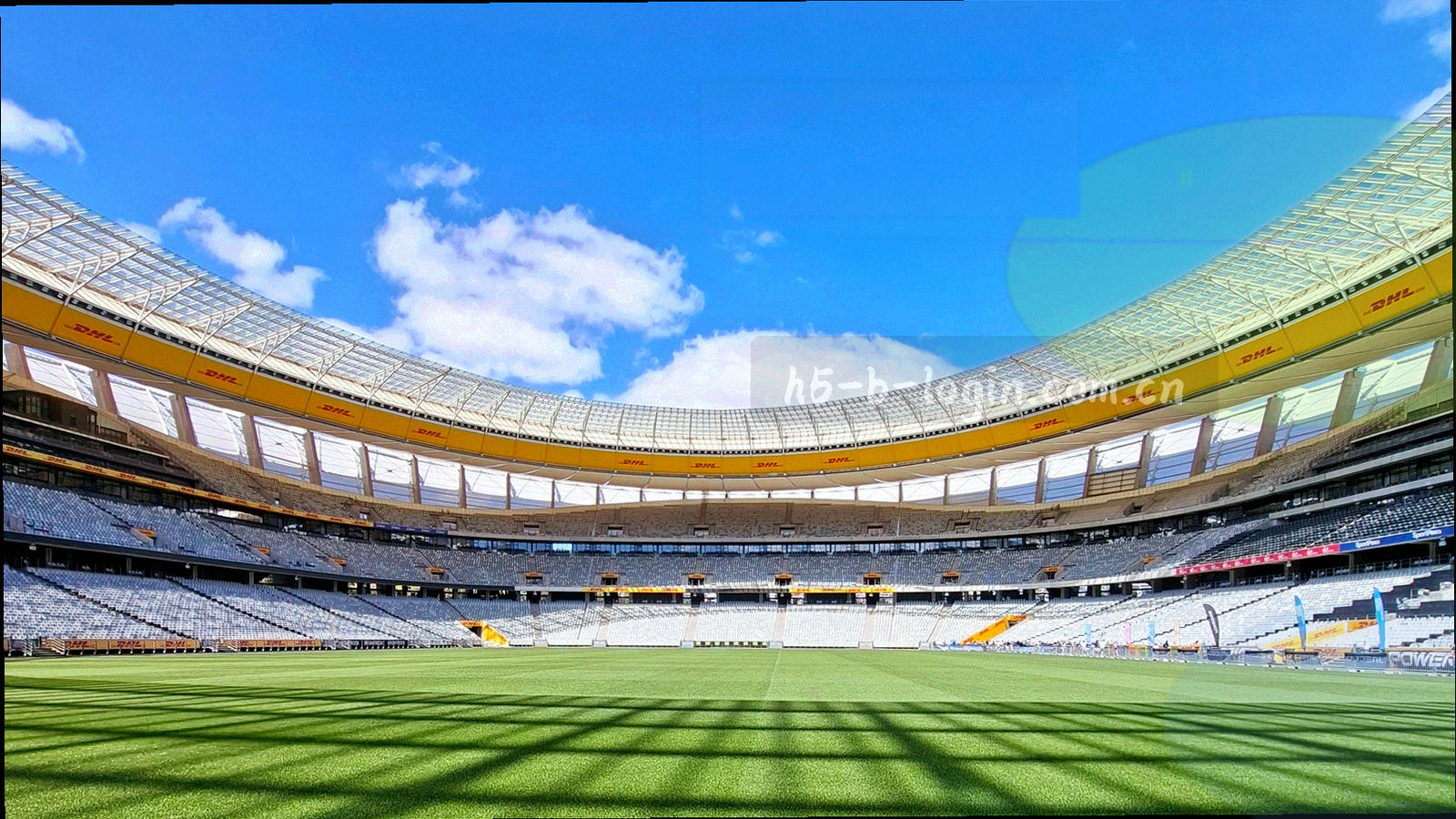 暗色背景下手机屏幕显示半场比分与数据线框的示意画面，画面中不出现可识别的人物面部