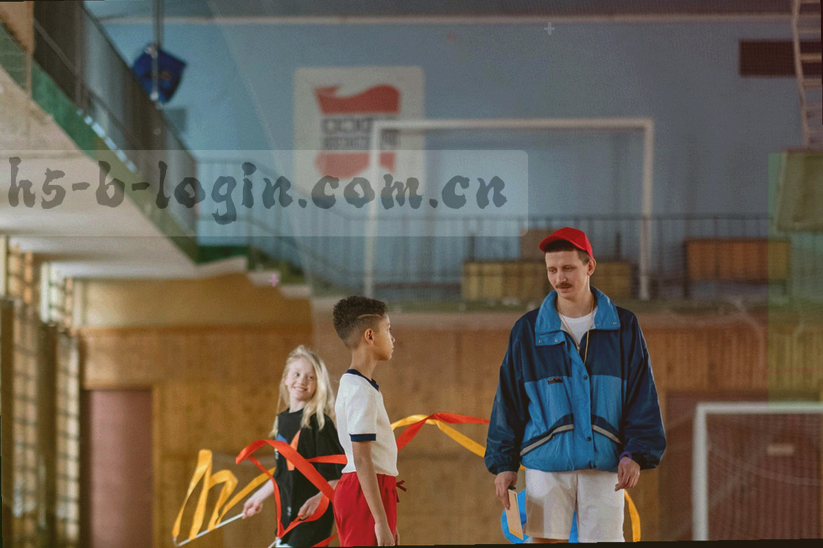 低照度工作台面上摊开的数据记录与冷光屏幕，画面中没有人脸